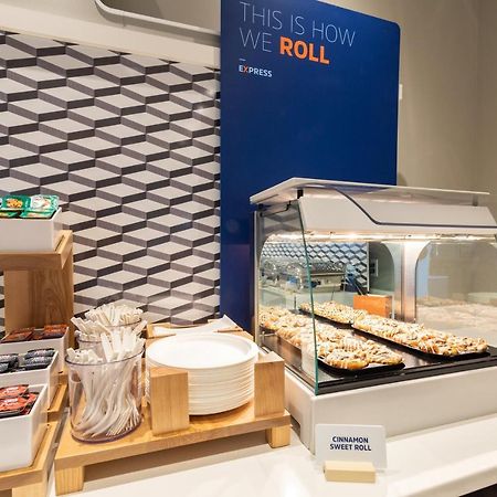 Holiday Inn Express & Suites - Dallas Market Center By Ihg Eksteriør billede