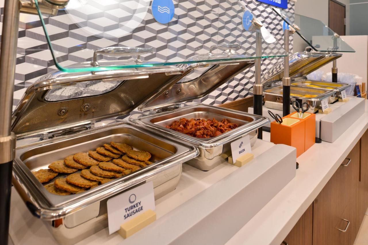 Holiday Inn Express & Suites - Dallas Market Center By Ihg Eksteriør billede