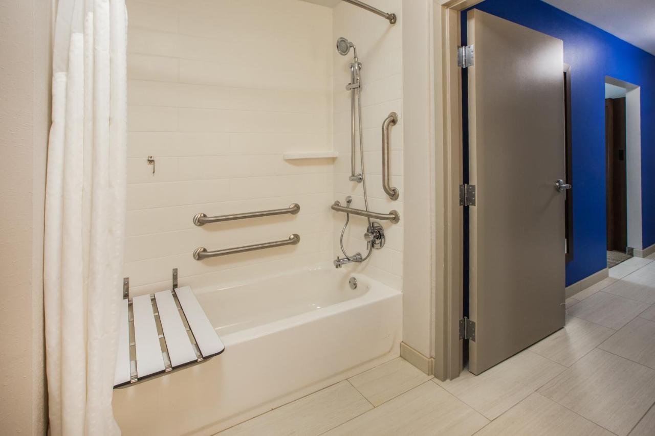 Holiday Inn Express & Suites - Dallas Market Center By Ihg Eksteriør billede