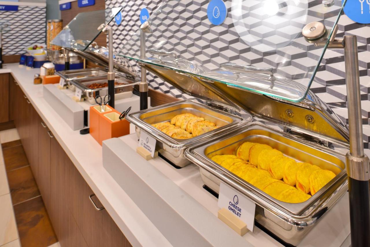 Holiday Inn Express & Suites - Dallas Market Center By Ihg Eksteriør billede